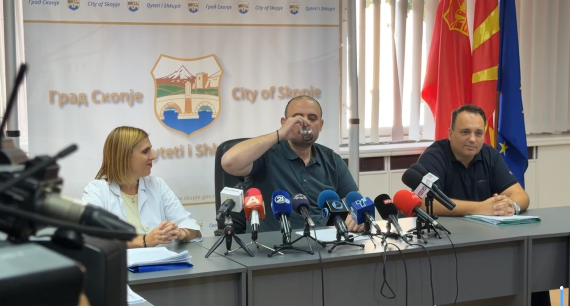 Водата во Скопје е безбедна за пиење, градоначалникот пред новинарите испи чаша вода од водоводот