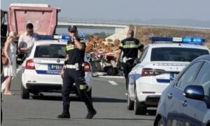 (ВИДЕО) Двајца работници загинаа во тешка сообраќајна несреќа во близина на Шабац, камион удри во екипа на пат