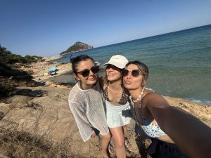 Дознајте што познатата пејачка Јана Спирковска носи со себе на летен одмор