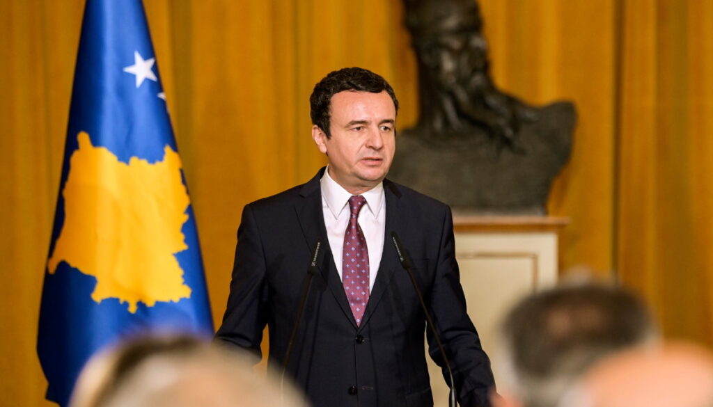 „Не сум против фрлање јајца, за дијалог сум подготвен да ја платам цената“: Курти со реакција на инцидентот во парламентот