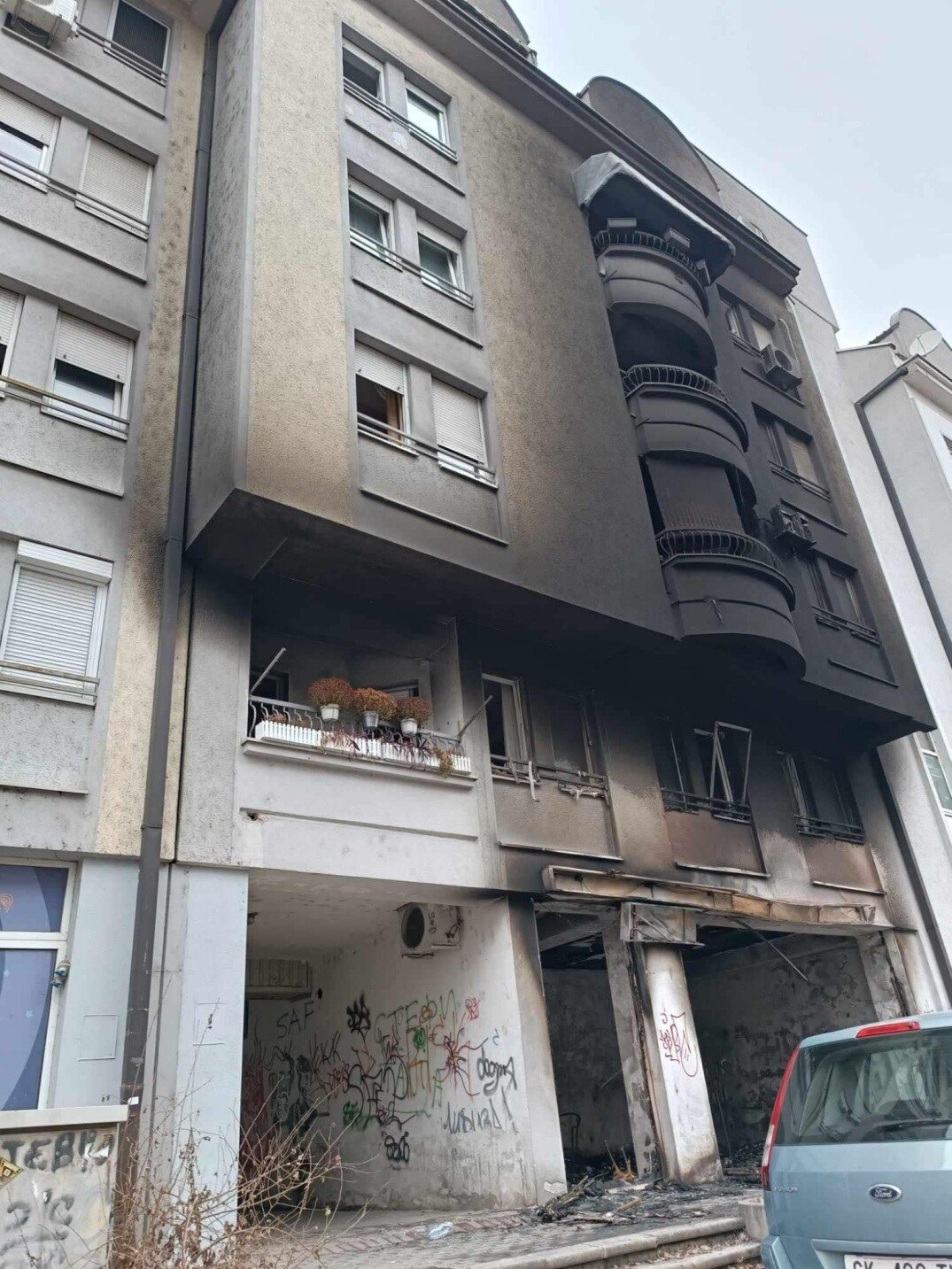 Стан се запали во Гостивар, два полицајци и еден граѓанин побарале лекарска помош