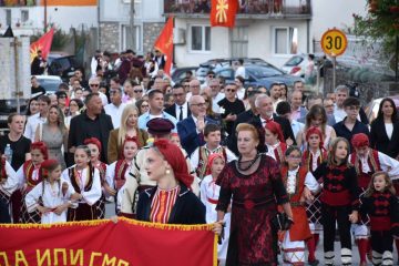 Потпретседателот Милошоски ја пречека коњаницата во рамки на манифестацијата „10 дена Крушевска Република“