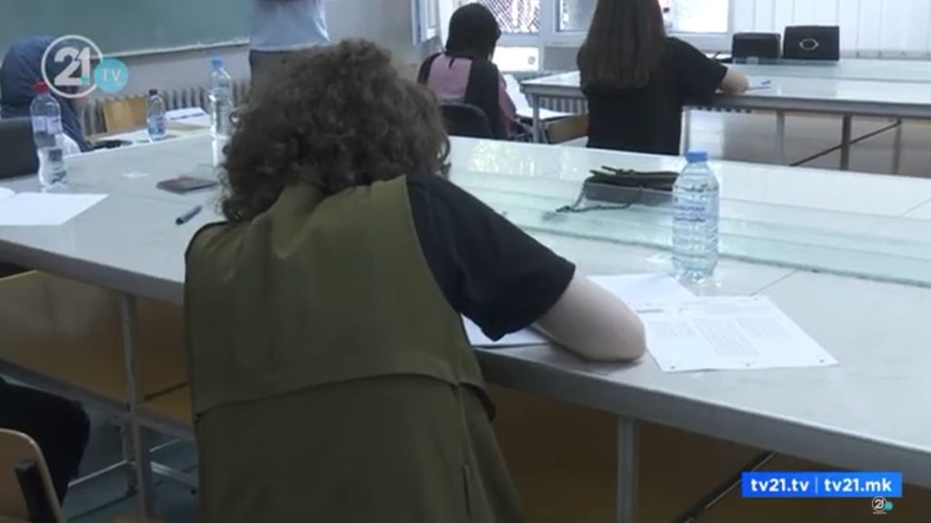 Матурата со просек 3,66 – дел од учениците „знаењето“ го побарале во мобилните телефони