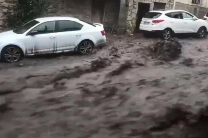 Две жени загинаа во поплави и одрон во Шпанија, повредени и две бебиња