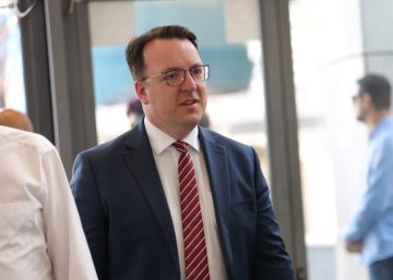 Николоски: Македонија самостојно го решава проблемот со транспортерите преку билатерални договори, aпел до превозниците да нe потпаѓаат под туѓи пропаганди