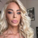 (Фото) Бојана Лазиќ блесна во црвен костим за капење на одмор во Црна Гора