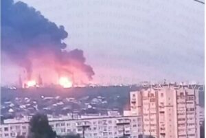 (ВИДЕО) Пламнаа големи пожари во две големи руски рафинерии