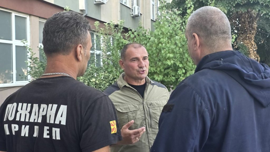 Нападнати двајца пожарникари во Прилепско, ги буткал сопственик на запалена штала
