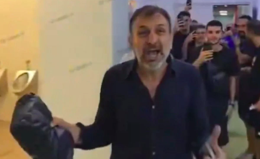 Претседател на клуб влета во соблекувална со вреќа полна пари и предизвика еуфорија меѓу фудбалерите (Видео)