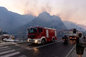 (ВИДЕО) Ужас во Омиш: изгорени куќи, автомобили, бродови