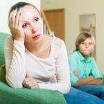 Фрази со кои родителите несвесно ги учат децата на пасивна агресија