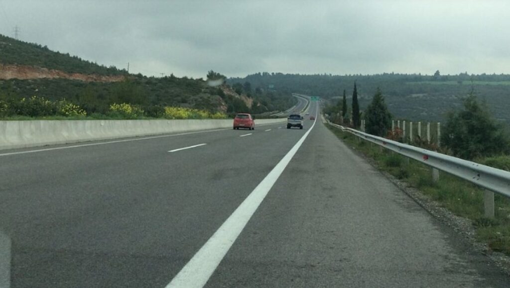 ВНИМАНИЕ ЗА ТУРИСТИТЕ ВО ГРЦИЈА: Ќе се казнува и ако возите бавно на автопат!