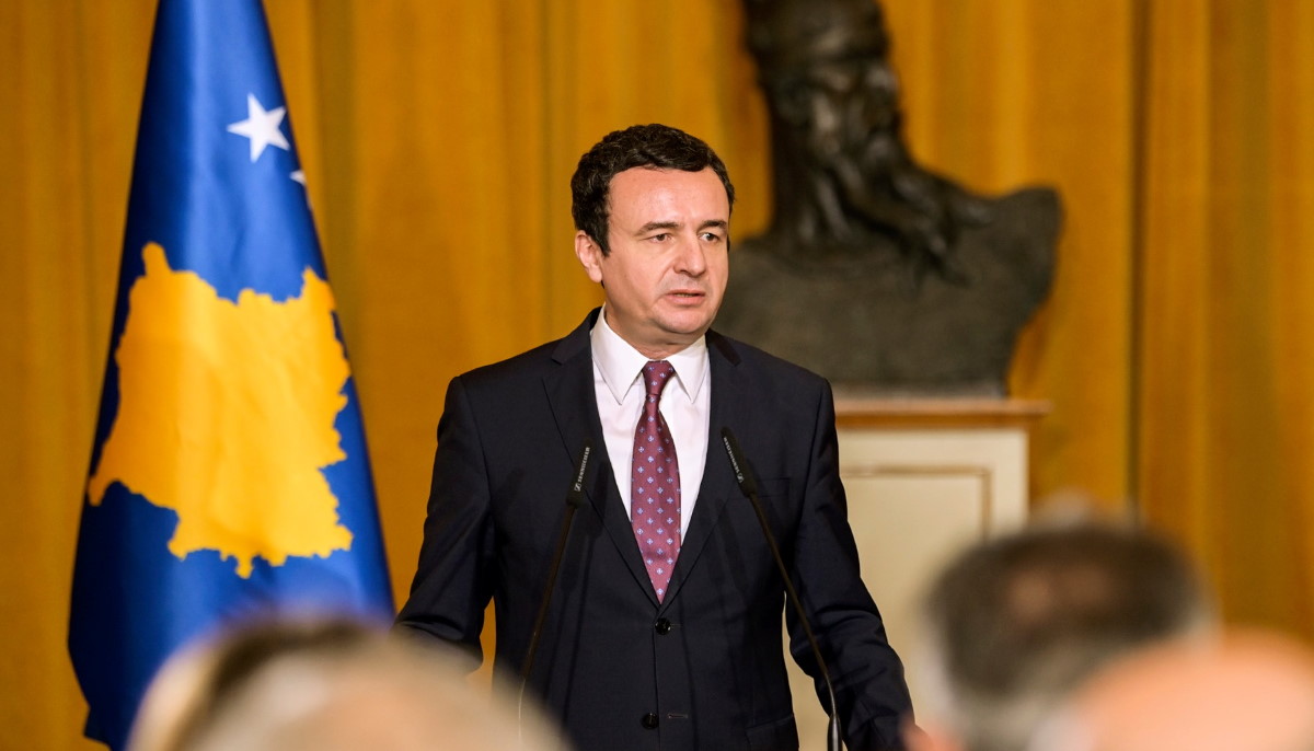 „Не сум против фрлање јајца, за дијалог сум подготвен да ја платам цената“: Курти со реакција на инцидентот во парламентот
