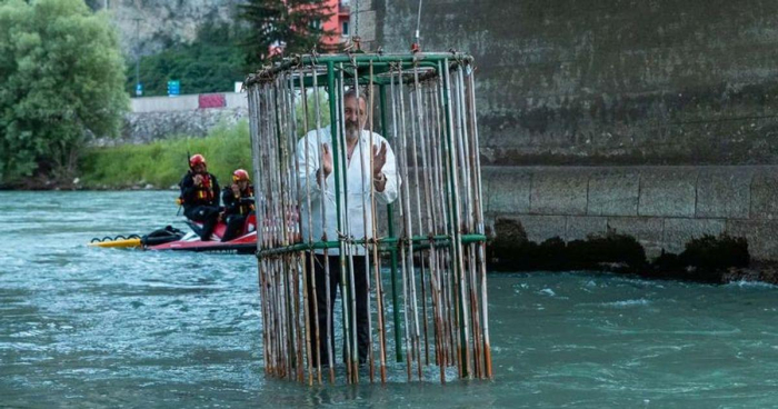 Секоја година, во италијански град, политичарот кој донел најглупава одлука се става во кафез и се потопува во ладна река
