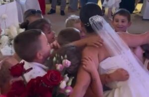 (ВИДЕО) Приказна од Крагуевац – Малечките од градинката ја изненадиле својата наставничка на свадбата, гестот ги допрел срцата на сите на свадбата