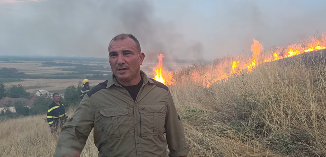 (ВИДЕО) Огнот се доближи до првите куќи во Лознани, а линијата на пожарот е долга 8 километри