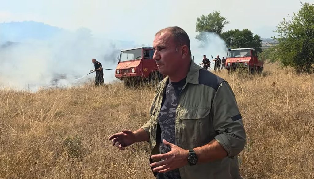 (ВИДЕО) Селото Чаниште е безбедно, но пожарникарите и понатаму ги чека повеќедневна битка со огнената стихија