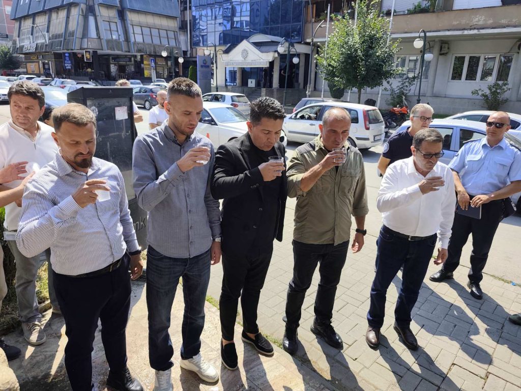(ФОТО+ВИДЕО) Гостиварската вода е безбедна за пиење – објавија надлежните и се напија од чешмата пред Општината