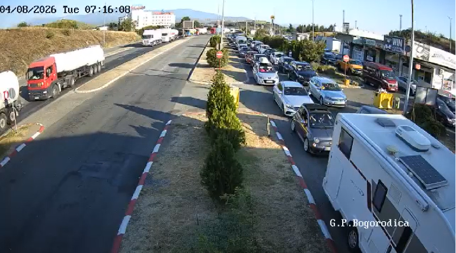 На „Богородица“ за излез од државата утрово се чека еден час