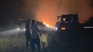 (ВИДЕО) Со трактор в огнената линија: Аце од Ивањевци го бранеше Лознани од пожарот