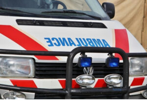 Се судрија автомобил и два мотоцикли кај наплатна рампа „Глумово“ – тројцата возачи завршија во болница