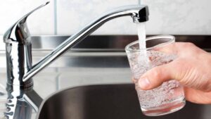 Повикани 13 лица во полиција поради ширење лажни информации за водата во Скопје