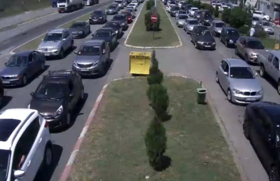 Гужви на Табановце и Богородица, се чека околу 30 минути