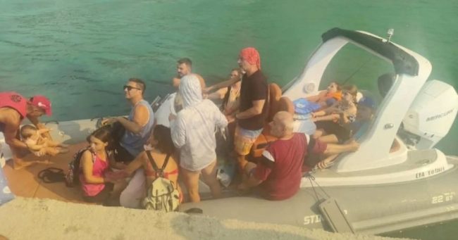 ПОРАДИ ПОЖАР НА ХАЛКИДИКИ, СО ЧАМЦИ ЕВАКУИРАНИ ТУРИСТИ И ЛОКАЛНИ ЖИТЕЛИ ОД ПЛАЖИТЕ ВО СИВИРИ И ФУРКА