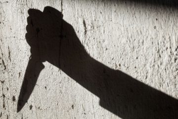 СЕМЕЈНА ДРАМА, СОСЕД СПРЕЧИЛ ТРАГЕДИЈА: Пијан татко нападнал со остар предмет во пробиштипско село