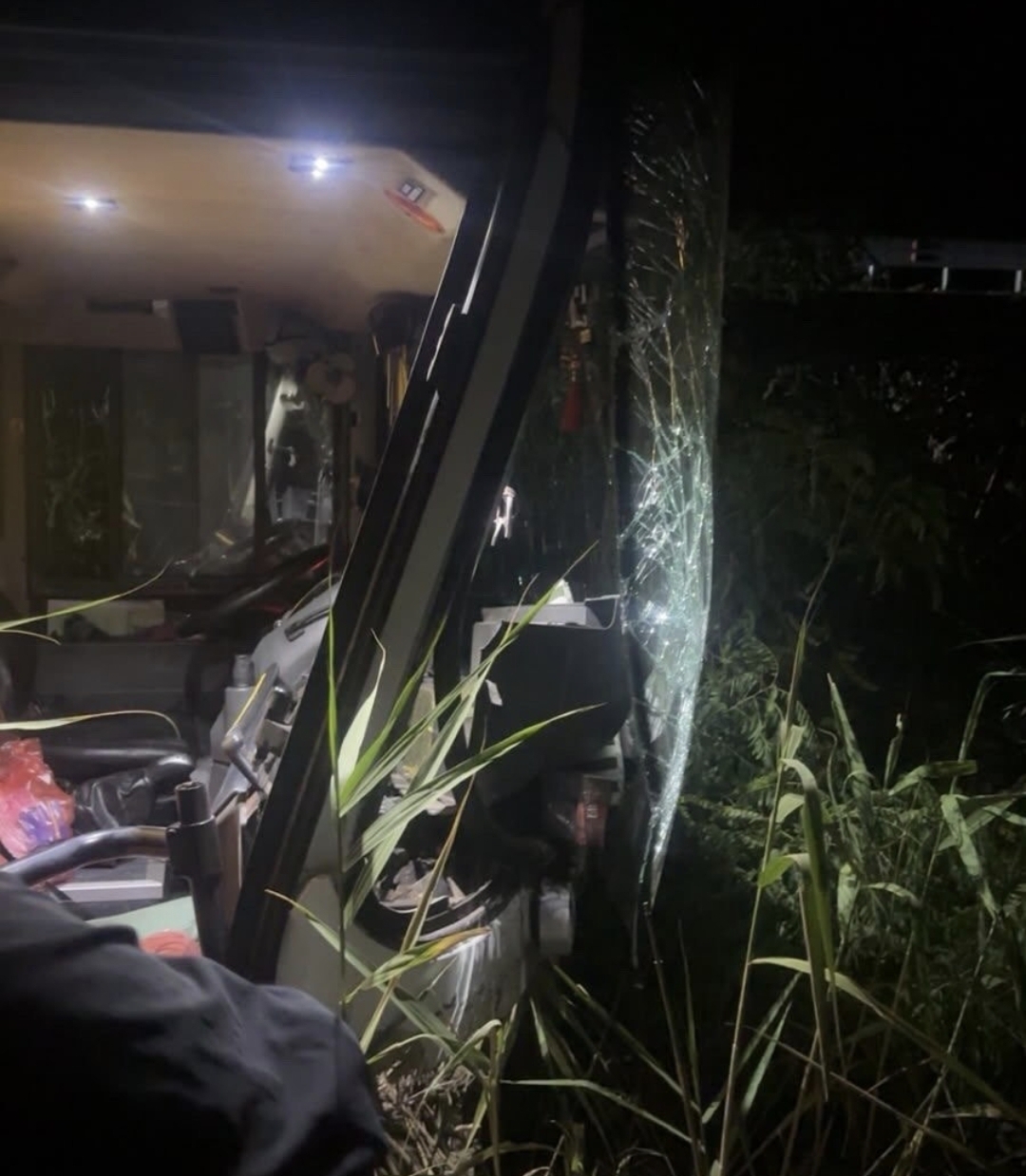 (ФОТО) Двокатен автобус со српски туристи излета од автопат во Бугарија