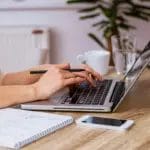 Сè повеќе фирми работат без канцеларија: лаптопот стана новото работно место