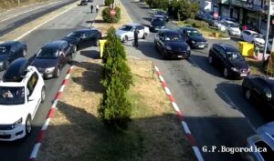 Речиси еден час на граница: Колони возила на Богородица, туристите патуваат кон Грција