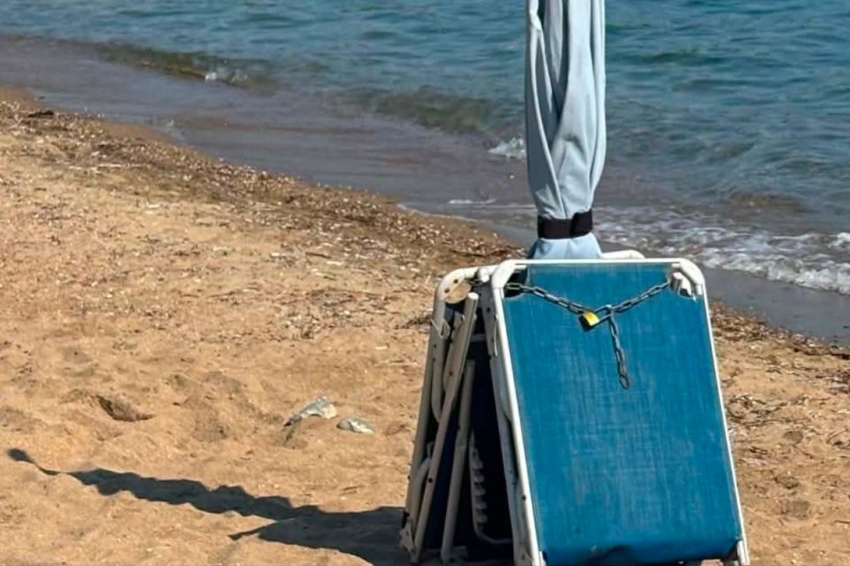 На Халкидики  општината утрово собра и заплени над 100 чадори и лежалки… неколку часа подоцна туристи поставија нови и ги врзаа со синџири