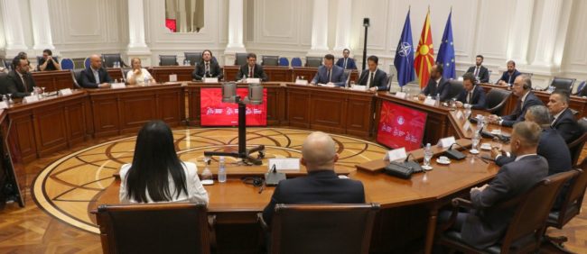 ПРЕМИЕРОТ МИЦКОСКИ ЈА ОДБЕЛЕЖА 25-ГОДИШНИНАТА ОД ОХРИДСКИОТ ДОГОВОР НА ФЕЈСБУК, СВЕЧЕНАТА СЕДНИЦА НА ВЛАДАТА ЈА ВОДЕШЕ ВИЦЕПРЕМИЕРОТ НИКОЛОСКИ