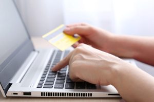 Сè повеќе граѓани на ЕУ купуваат билети преку интернет