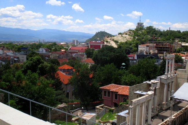 ДЕСЕТ ТИНЕЈЏЕРИ ПРЕТЕПАЛЕ ДО СМРТ 37-ГОДИШНИК ВО ПЛОВДИВ, ГО НАМАМИЛЕ ПРЕКУ ИНТЕРНЕТ ДА СЕ СРЕТНЕ СО 15-ГОДИШНИЧКА