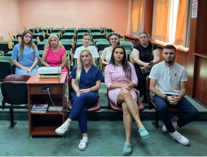 Пет медицински сестри и двајца фармацевтски техничари вработени на Клиниката за радиотерапија и онкологија