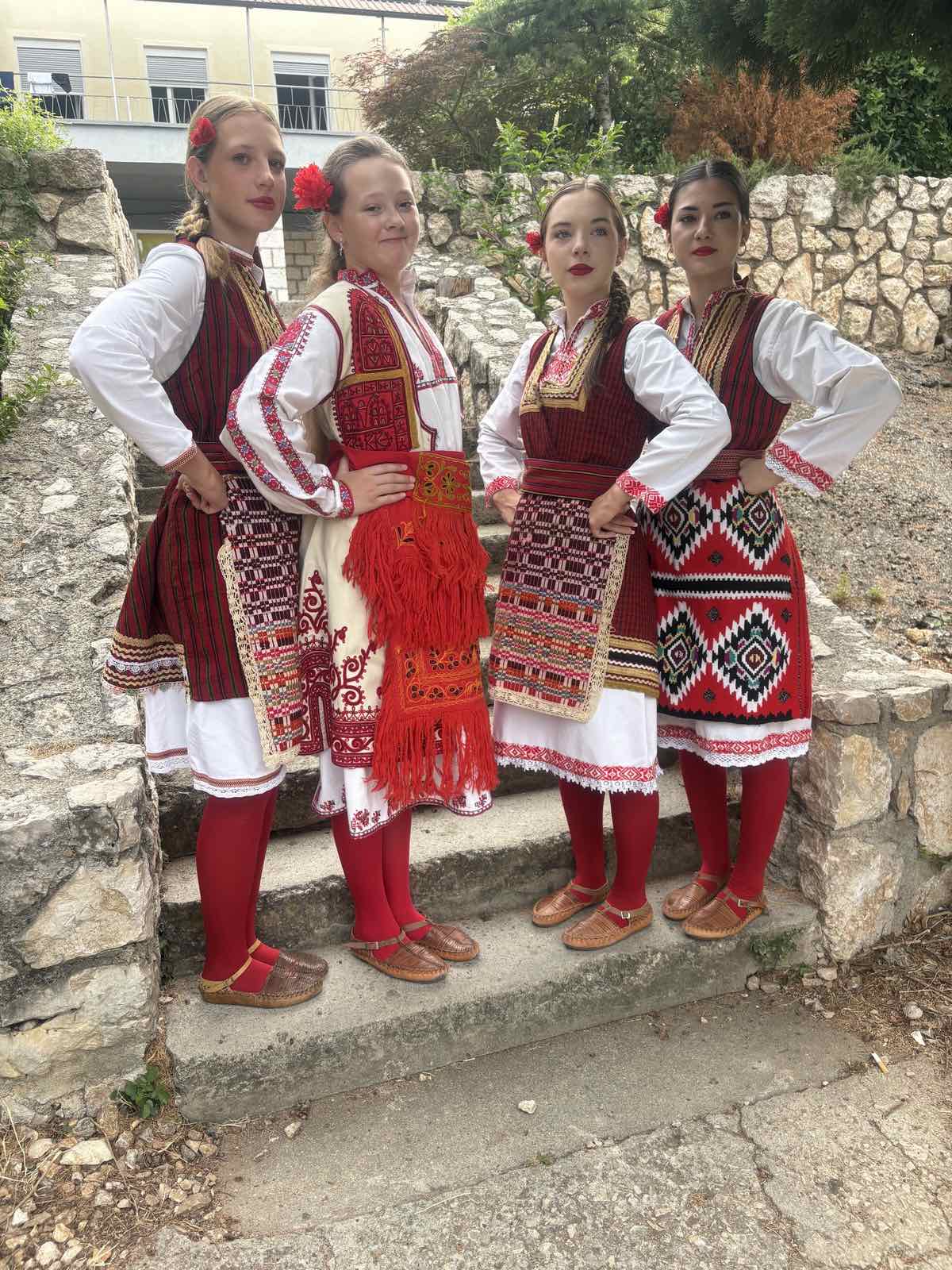 Деца учеа и твореа на Летна школа за македонски јазик во с. Селце, Хрватска