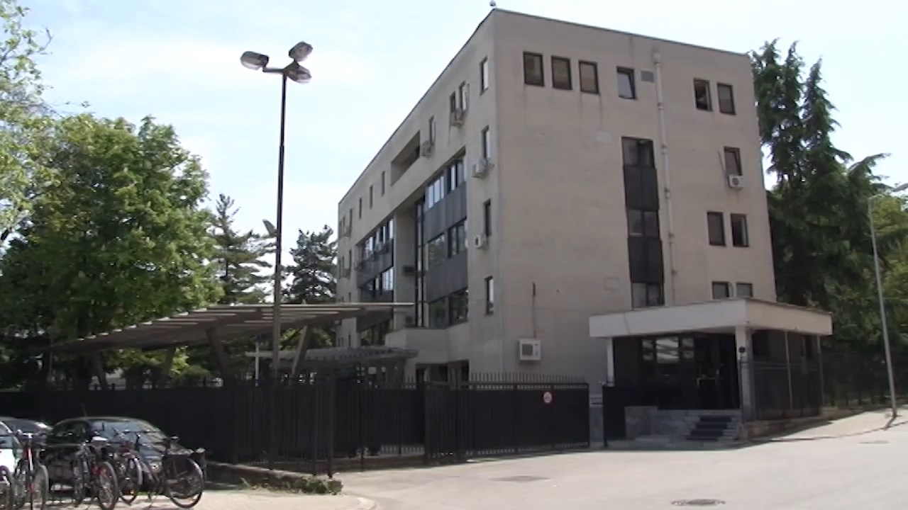 МЗ и фондот за здравство го посочуваат другиот за виновен поради немање здравствено осигурување за вработените во полиција