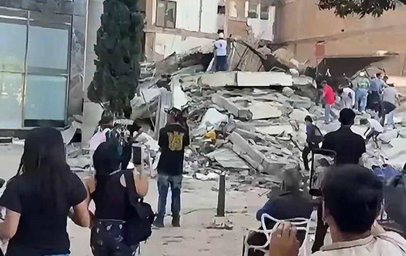 Повеќе од 100 загинати во силен земјотрес што ја погоди западна Колумбија