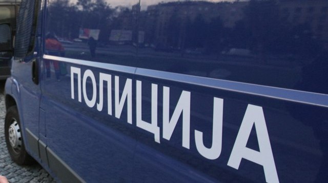 Приведени девет лица од Батинци: фрлале камења едни кон други, оштетиле и полициско возило