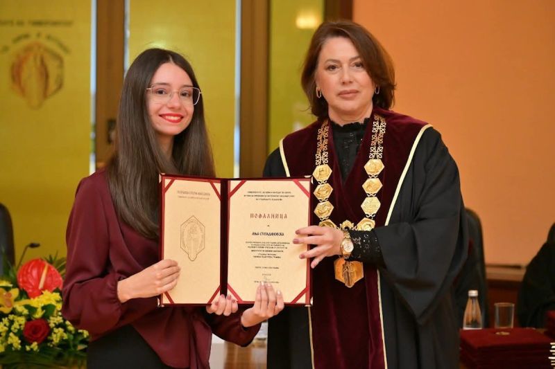 Ања Стојадиновска е најдобар студент на Факултетот за ликовни уметности: „Најголем предизвик ми беше да бидам задоволна од тоа што го создавам“