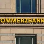 „Commerzbank“ со раст на профитот од 94 отсто, почнува ново откупување акции за 1,2 милијарди евра