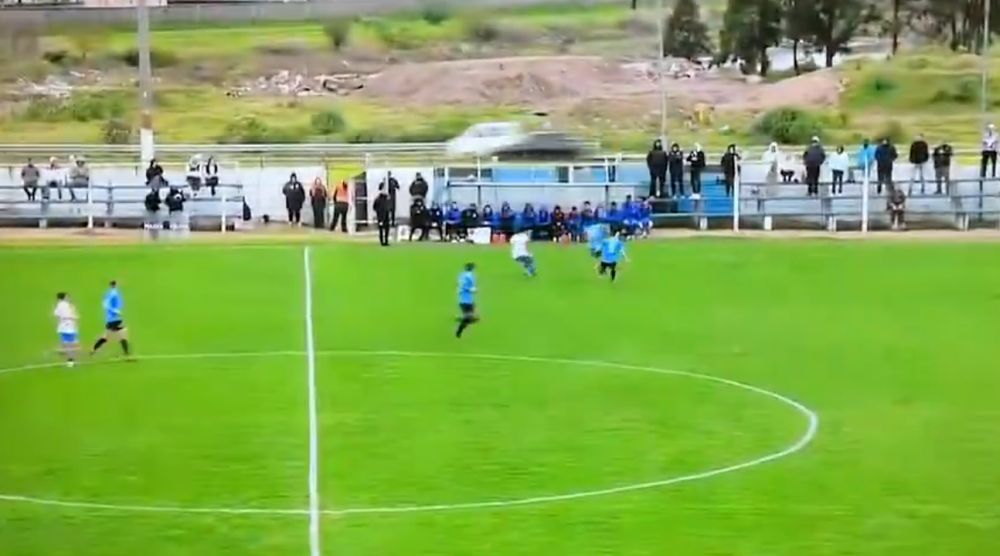Ја исфрли топката во аут и предизвика сообраќајка! (ВИДЕО)