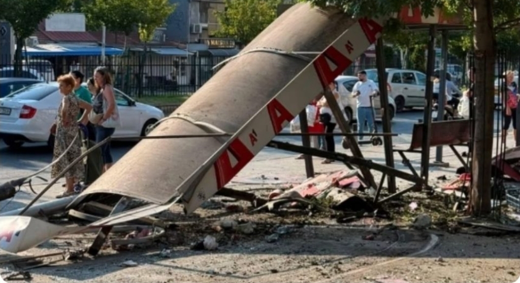 Автомобил се заби во автобуска постојка во Скопје (ФОТО)