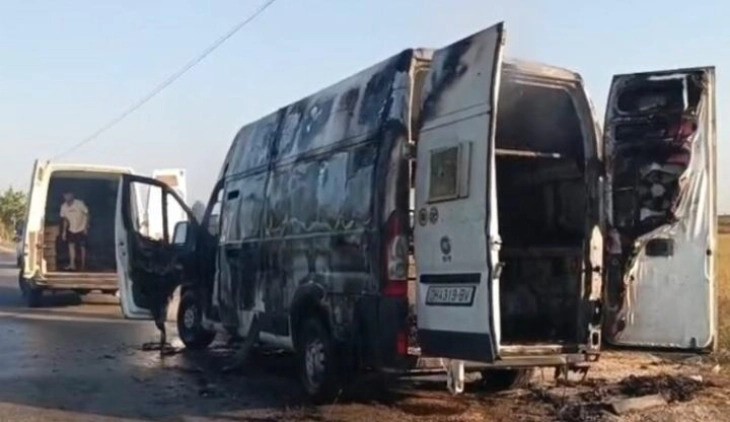 Во Албанија се запали комбе со македонски регистарски таблички кое превезувало пилиња