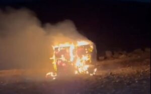 (ВИДЕО) Израелски доселеници нападнаа палестинско село на Западниот Брег, палеа куќи