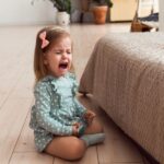 Зошто плачот на детето понекогаш го буди бесот кај родителот?