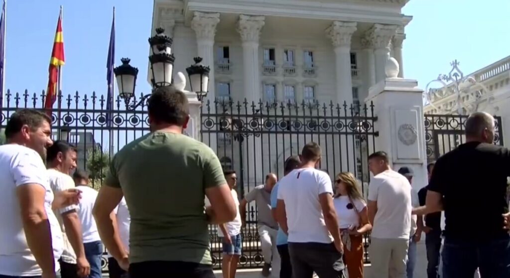 Овчарите на протест пред Влада – бараат да се вакцинираат овците од сипаници, МЗШВ чека донација