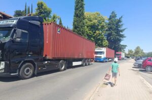 ВИДЕО: Километарски колони кон границата со Грција, блокиран сообраќајот во Стар Дојран